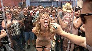 Публичное порно