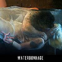 Связанная рабыня с силиконовыми дойками выдержала пытки водой