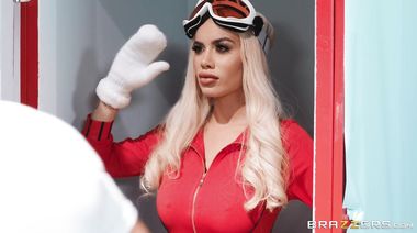 Миллиардер трахает порно модель, играющую роль секс куклы