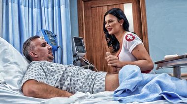 Медсестра с пирсингом в клиторе реанимирует сексом хуй женатого порно актера