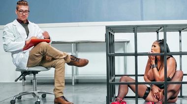 Ученый сексолог ебет в задницу пышнозадую брюнетку в клетке