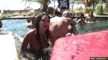 Большая секс оргия с аналом и двойным проникновением в финале шоу от Brazzers