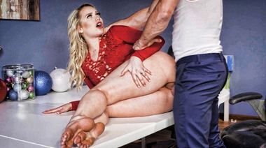 Спецагент Миа Малкова занимается сексом с мужем в канун Рождества