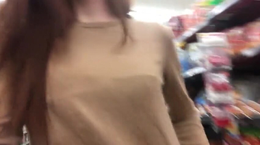 Рыжая с веснушками мастурбирует в машине пизду огурцом в презервативе