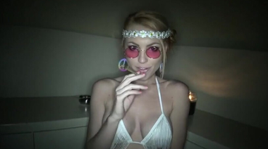 Телка хиппи смачно сосет хуй с проглотом и курит сигарету