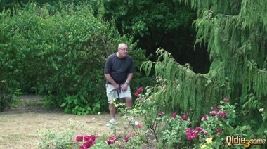 Старый извращенец онанист ебется с молодыми девками в парке