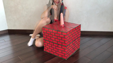 Стройняшка косплеит Супер Марио, трахаясь верхом на дилдо