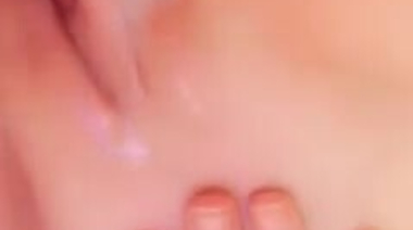 Рыжая Мару Карв пальцами набирает сперму из пизды и облизывает их