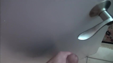 Грудастая мачеха латинка сосет пасынку хуй, помогая избавиться от стояка