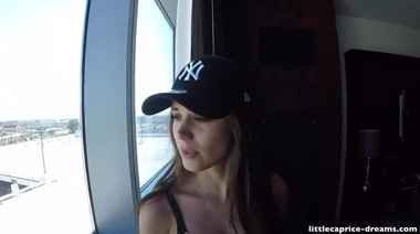 Little Caprice делает минет мужу в отпуске в отеле