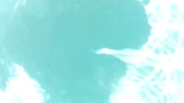 Лесбиянки голышом тверкают и обнимаются в бассейне под водой