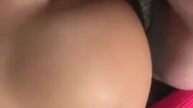 Чпокает раком фигуристую телку в киску с пробкой в жопе