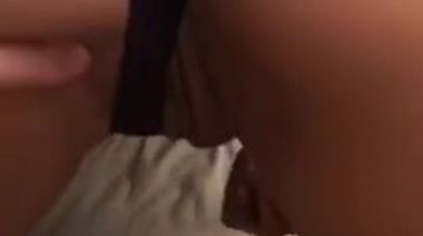 Ебет в пизду и анал загорелую девку с большими висячими титьками