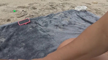 Силиконовая губошлепка Brandi Bae дрочит хуй незнакомца на пляже