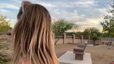 Скейтерша сосет член и трахается на лавке в публичном месте