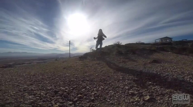 Блондинка сосет жилистый член парня в пещере с видом на город