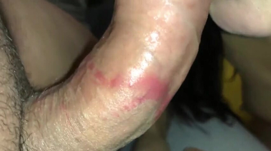 Измазанный помадой хуй кончает в пизду брюнетки