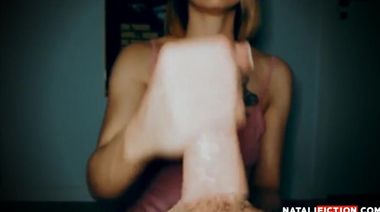 Телка со стрижкой каре дрочит хуй двумя руками со смазкой