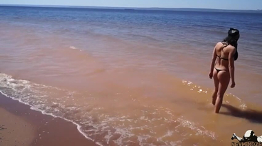 Перепихон загорелой стройняшки в купальнике раком на пляже