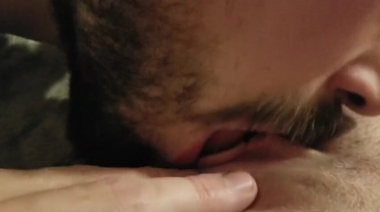 Парень с бородой лижет клитор и половые губы крупным планом