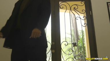 Случайный инцест пасынка и мачехи через шторку душа перед палевом