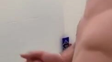 Подкачанный бородач снимает дрочку члена до слива в ванну