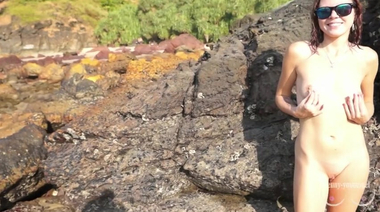 Ебет на скалистом морском берегу накуренную нимфоманку