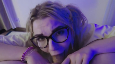 Белокурая россиянка в очках воодушевленно сосет хуй с проглотом