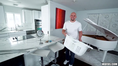 JMac дрючит миниатюрную Makenna Blue с короткой стрижкой