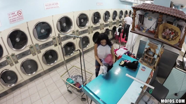 Воровка сосет хуй и трахается в прачечной, превращая свидетеля в подельника