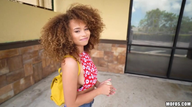 Кудрявая мулатка в шортах продалась с потрохами пикаперу