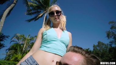 Блонда с брекетами ебется с незнакомцем, проиграв ему пари