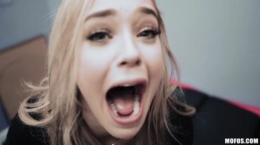 По-быстрому отодрал блондинку в рот и пизду в тату-салоне