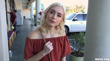 Чпокнул блондинку в брекетах в парке, оплатив незнакомке услуги стоматолога