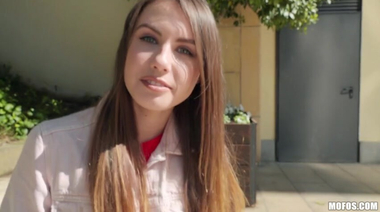 Украинка за сто баксов облизывает хуй и трахается в заброшенном здании