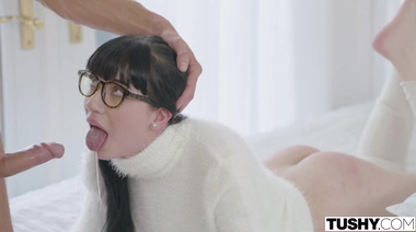 Учитель трахнул попку пальцем и хуем, больно отшлепав по сраке