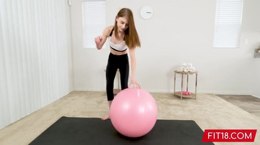 Спустил в гладкую пизду Hannah Hays после POV траха