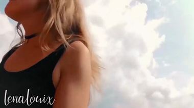 Ебля стоя с ногой телки на плече у каменной стены на природе