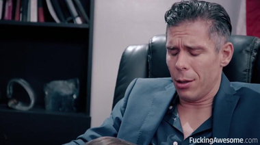 Несчастливый семьянин дрючит секретаршу в офисе после заглота яиц