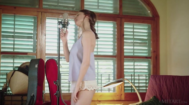 Эротическое соло русской старлетки в студии звукозаписи