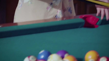 Россиянка танцует голышом с кием возле бильярдного стола