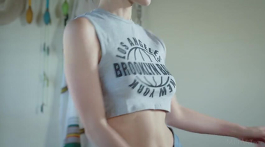 Стрйоная русская модель танцует на кровати голышом