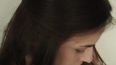 Украинка лапает сиськи в эротике, возбудившись аудио книгой