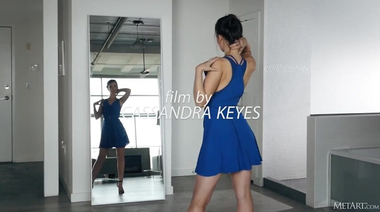 Горячая танцовщица раздевается перед зеркалом