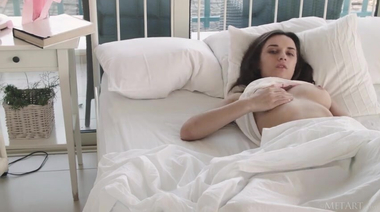 Няшка проснулась возбужденной и приласкала себя в постели