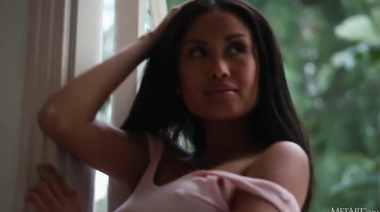 Азиатка крутит торчащие соски и светит киской с интимной стрижкой