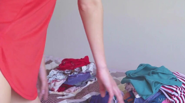 Нагая украинка ласкает себя на кровати после фасовки трусов