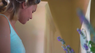 Магия утра - украинка натирает соски и позирует голышом в ванной