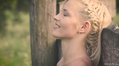 Как не заскучать в деревне? Блондинка раздевается и трогает себя на природе