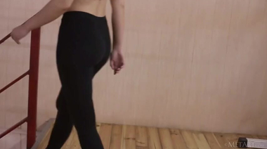 Гимнастка из Украины гладит титьки и бедра в красивом соло